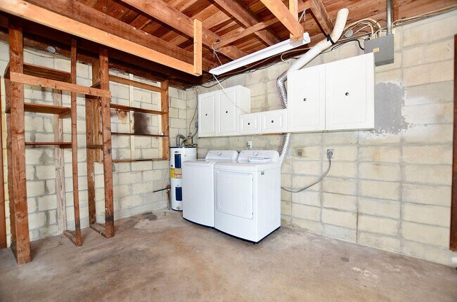 Building Photo - 505 Coconut Ave E