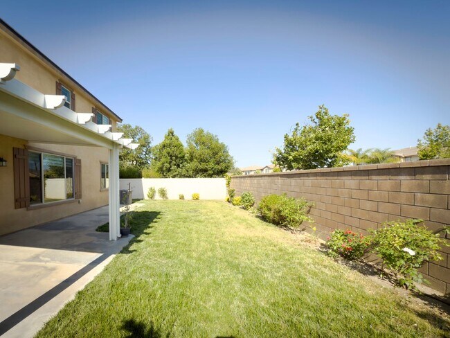 Building Photo - Beautiful 2 Story 5 Bedroom SOLAR Home + L...