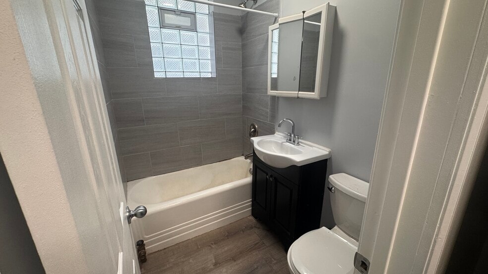 Building Photo - 6948 N Ashland Blvd