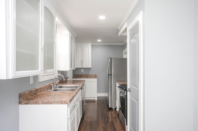 Building Photo - 1111 Westchester Dr