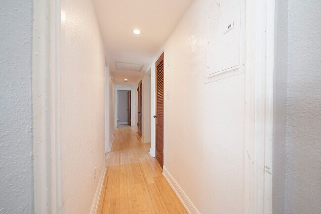 Building Photo - Cute 3/2 House with 2-Car Garage near Lake Underhill/Downtown Orlando