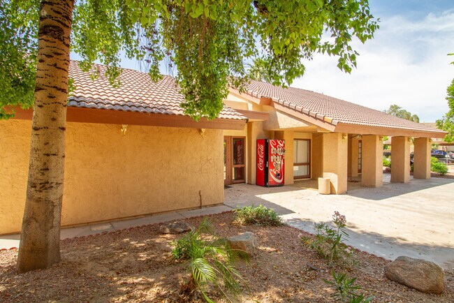 Building Photo - 2121 W Royal Palm Rd
