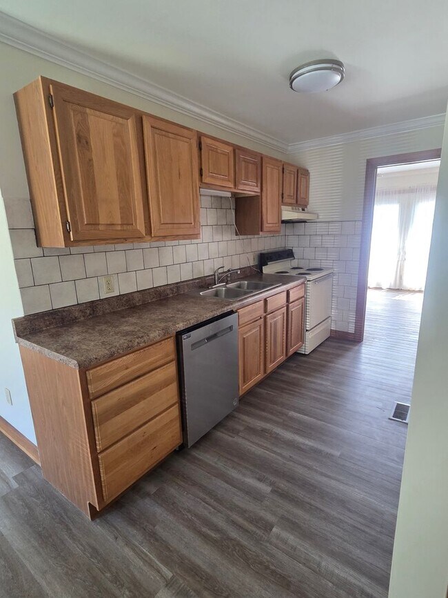 Building Photo - 2 bedroom  1 Bath Brick  condo great locat...