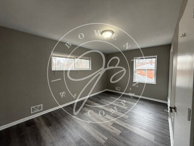 Building Photo - "Spacious 4-Bed Duplex in Toledo