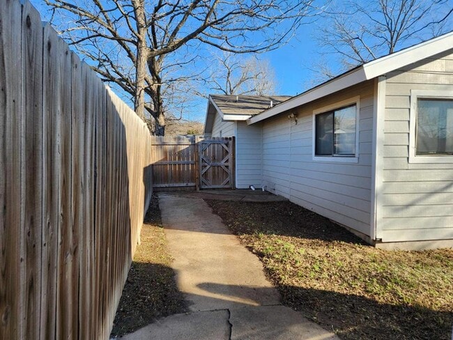 Building Photo - 3000 Ray Wood Dr