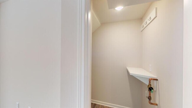 Building Photo - 310 Bogle St