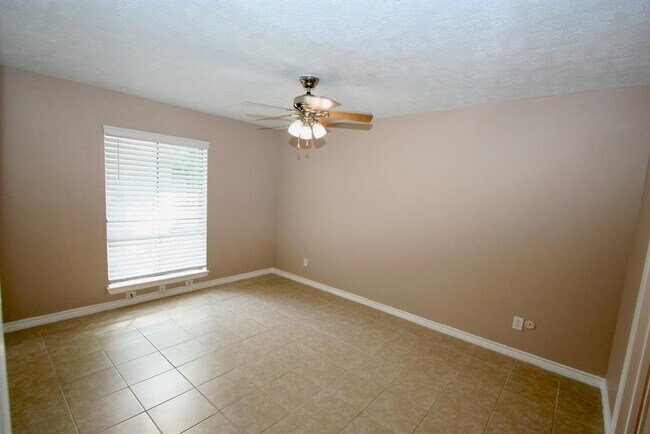 Building Photo - 17331 Red Oak Dr