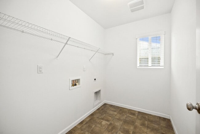 Building Photo - Spacious 4-Bed Puyallup Home For Rent | 3-Car Garage & Quick Commute to JBLM!