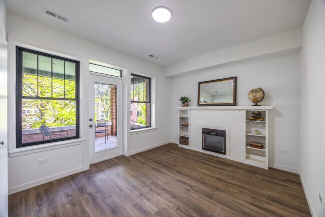 Building Photo - 4410 N Greenview Ave