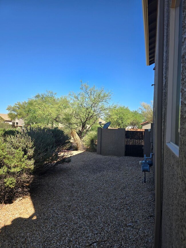 Building Photo - FREE RENT FOR OCTOBER AND $100 VISA GIFT C...