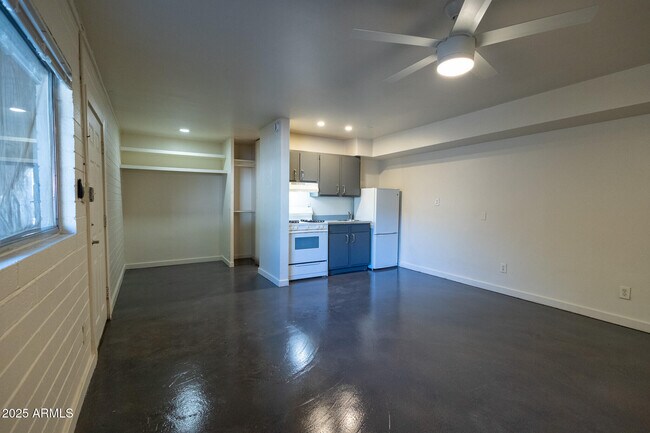 Building Photo - 601 N 6th Ave