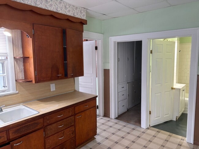 Building Photo - 1 Bedroom House with Loft