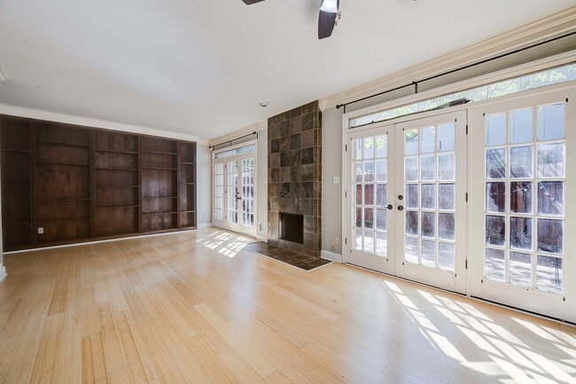 Building Photo - Modern Townhome  3 Bedrooms/2.5 Bathrooms