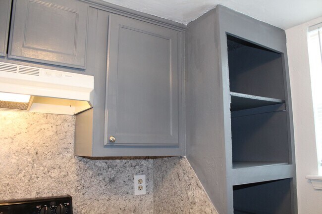 Building Photo - 2 bed & office on the South Side!