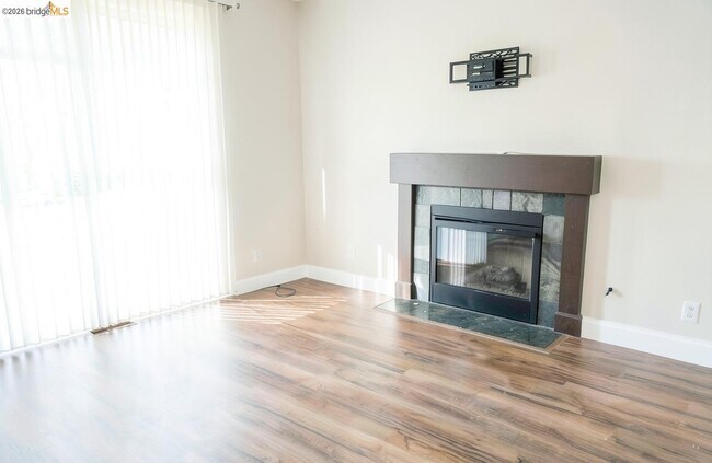 Building Photo - 2413 Santa Cruz Ct
