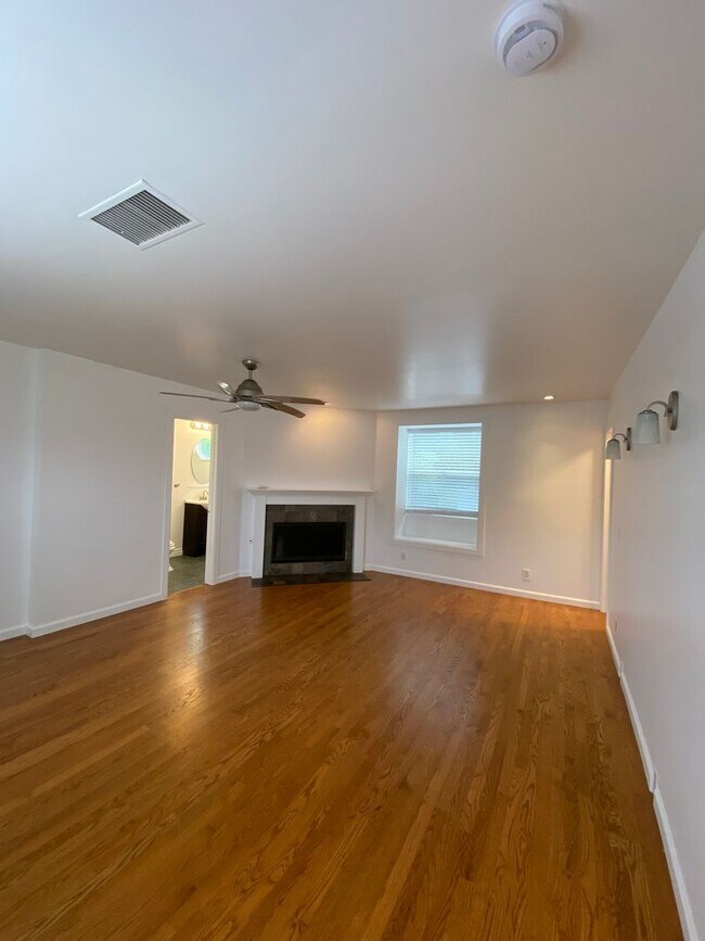 Building Photo - Long Beach: 4 bedroom 3 bath with Spacious...