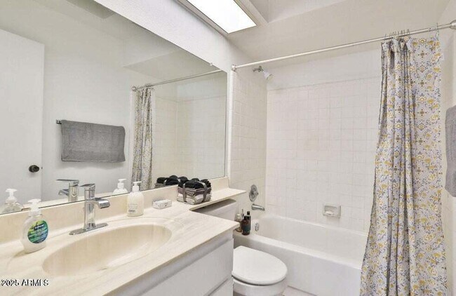Building Photo - 10421 E Silvertree Dr