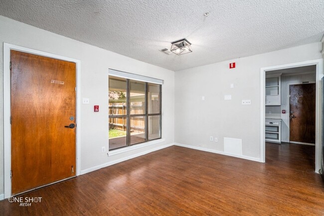 Building Photo - 951 Kenwood Dr
