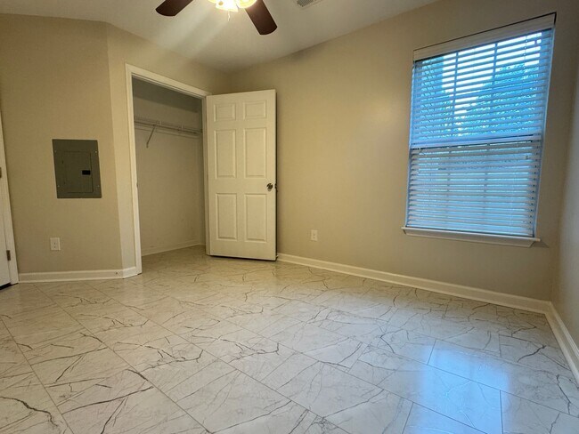 Building Photo - Beautiful, Conveninetly located First Floor Condo