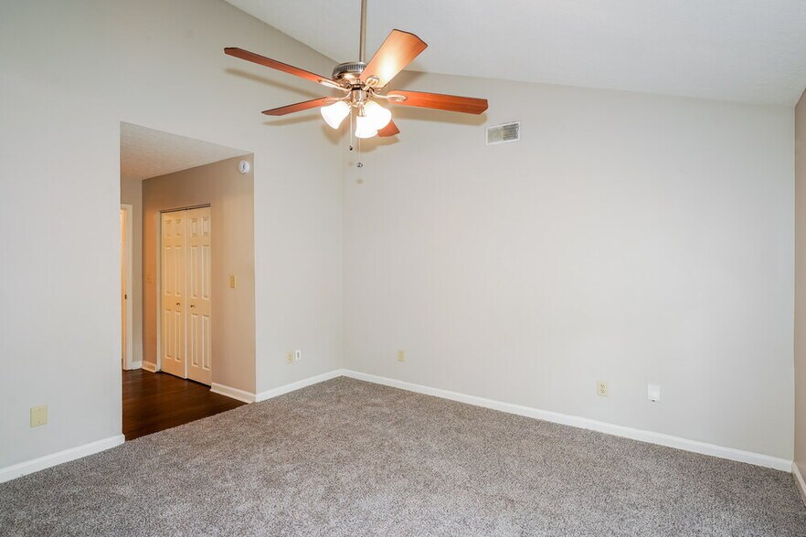 Building Photo - 2729 Riverbend Dr