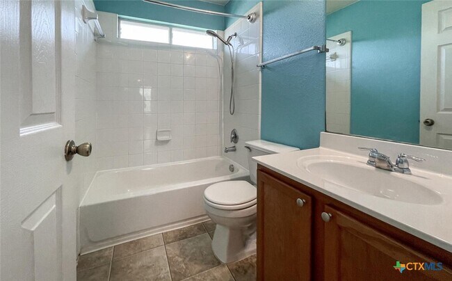 Building Photo - 2237 Stoneleigh Dr