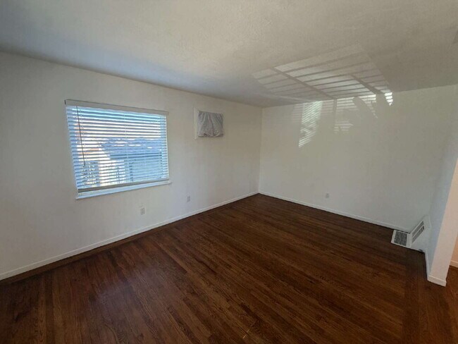 Building Photo - Charming 3-Bedroom Martinez Home with Cozy Fireplace & Spacious Living!