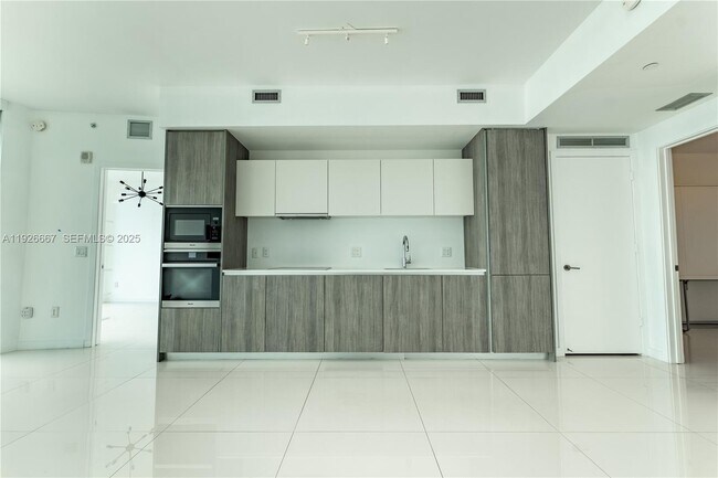 Building Photo - 2900 NE 7th Ave