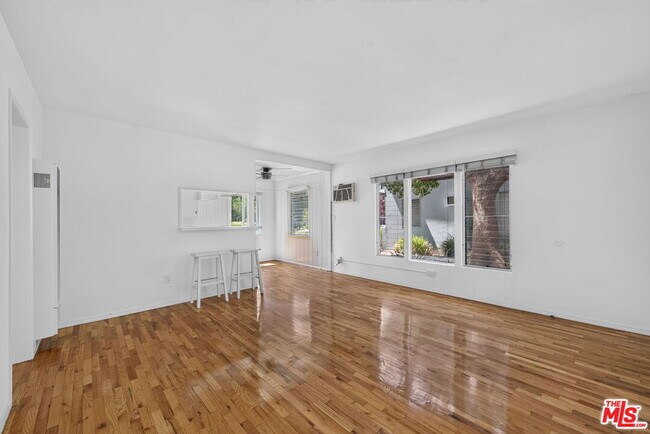 Building Photo - 13553 Moorpark St