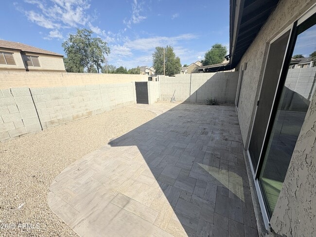 Building Photo - 1538 E Palmdale Dr