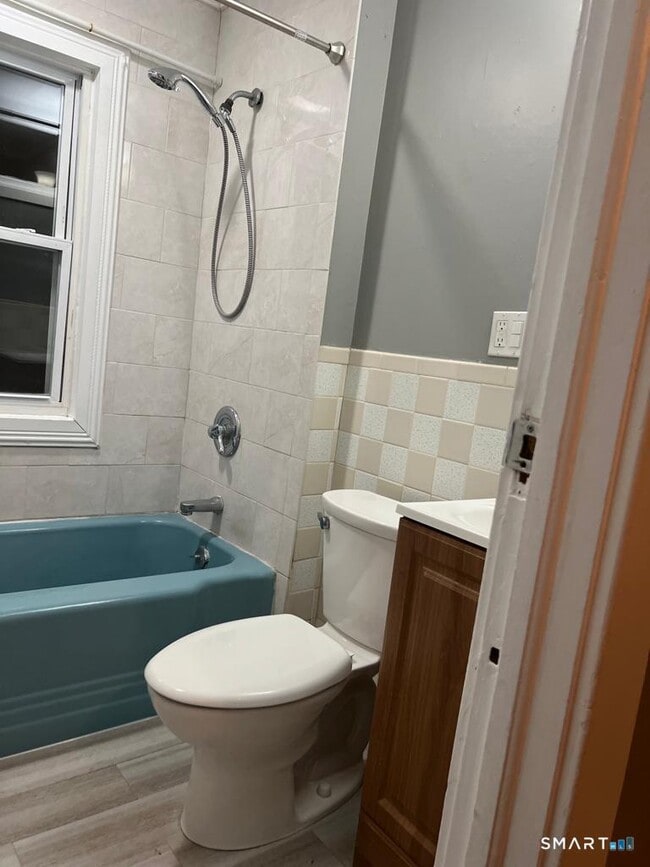 Building Photo - 10 Bank St