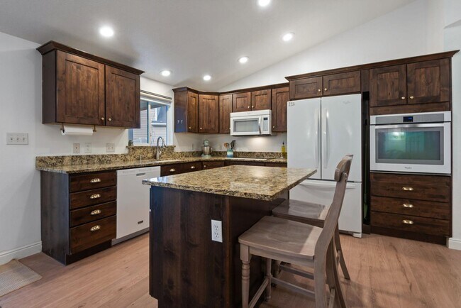 Building Photo - 2521 Apricot Pl