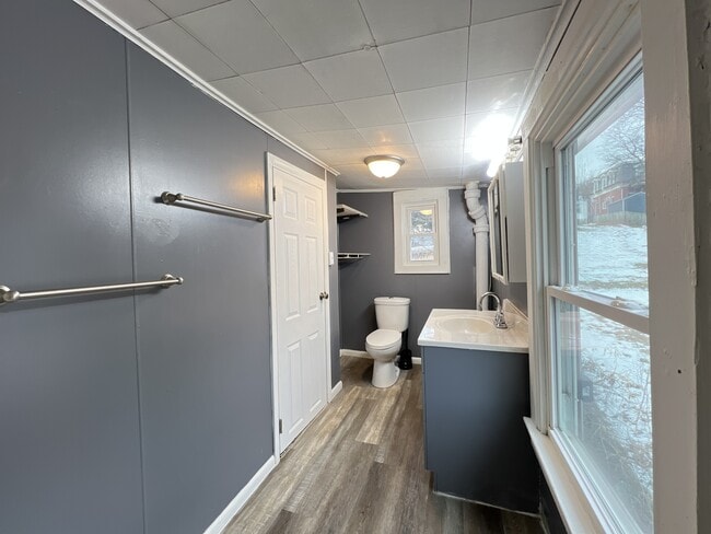 Building Photo - 2443 Division St