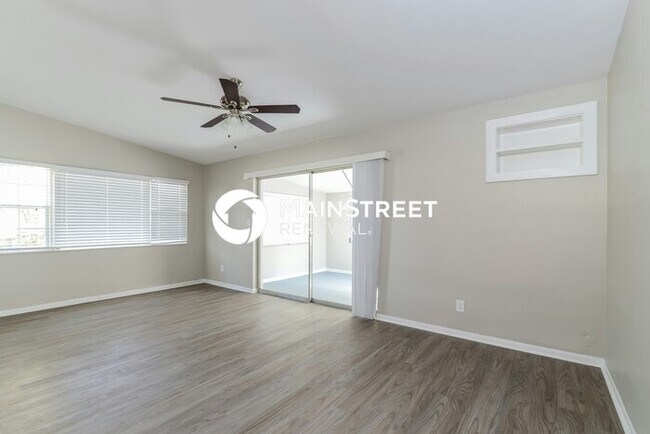 Building Photo - 3 Bedroom Pet-Friendly Home in Sarasota, FL with Main Street Renewal