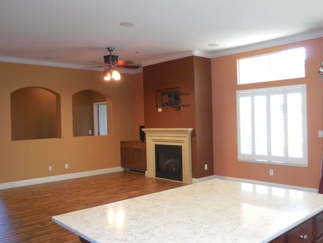 Building Photo - Spacious Single Story Home in Springlake!
