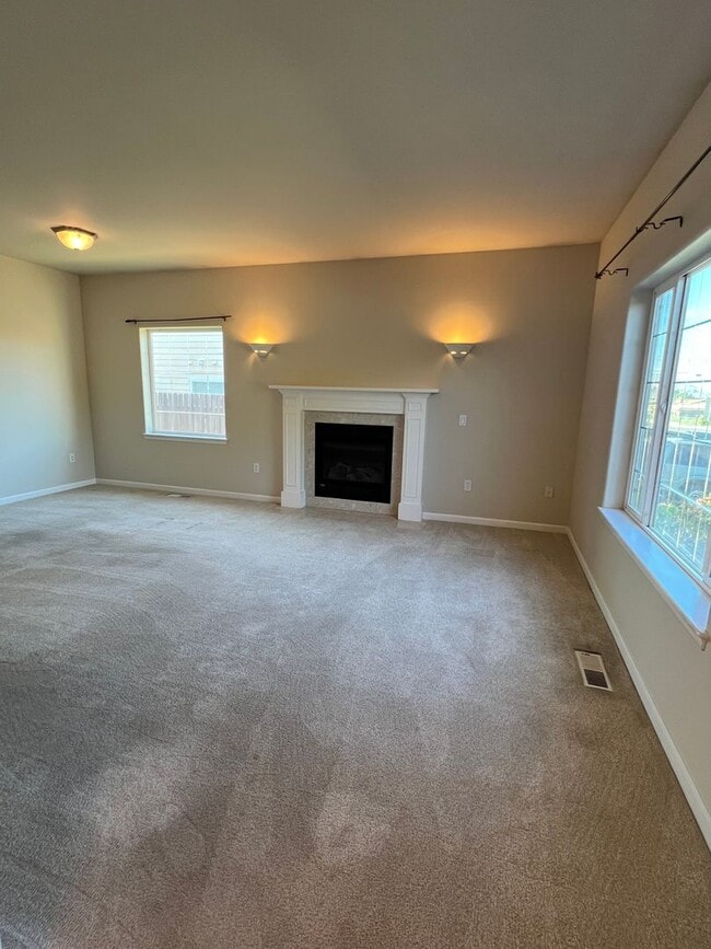Building Photo - Great location with lots of amenities! 4 b...