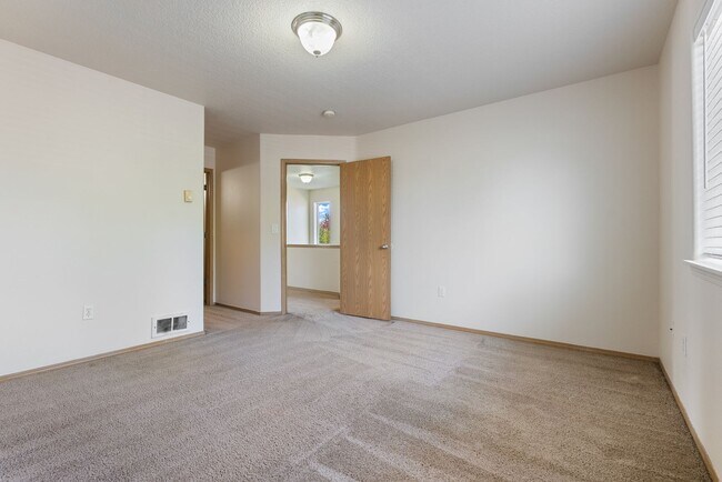 Building Photo - Spacious 4-Bedroom Home in SE Portland