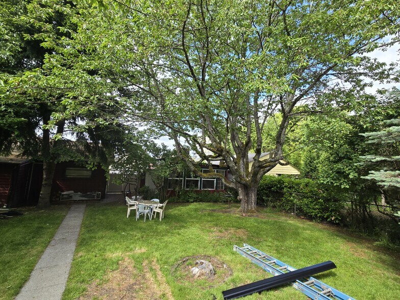 Back Garden, Garage/Guesthouse are not included - 4005 N 24th St