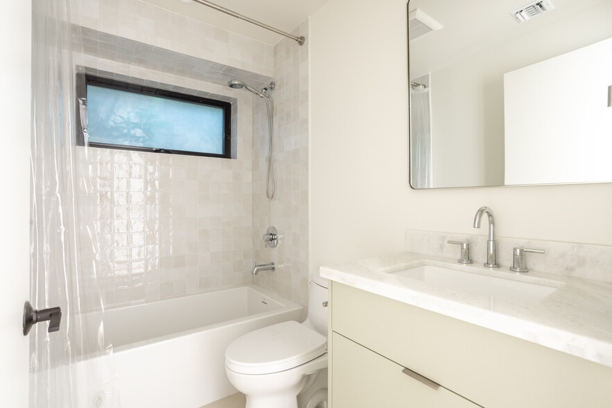 Building Photo - 456 N Poinsettia Pl