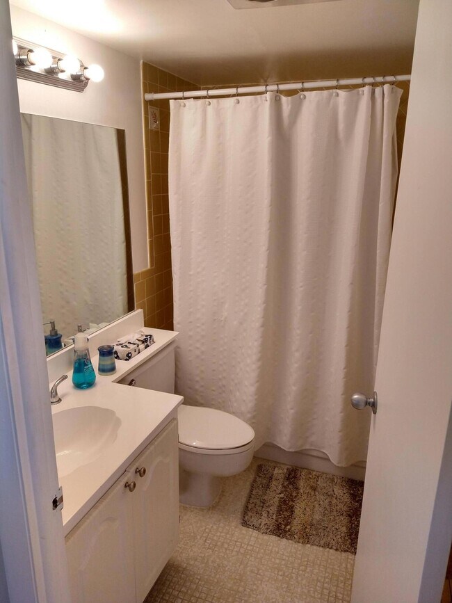 Building Photo - 720 Bayshore Dr