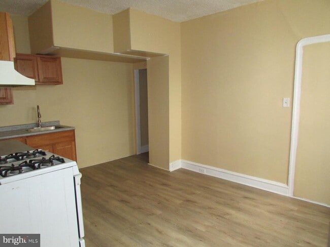 Building Photo - 412 Lindley Ave