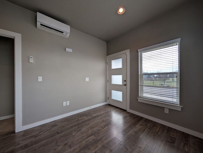 Building Photo - Beautiful 2 bedroom/1 bath home. Landscaping included!