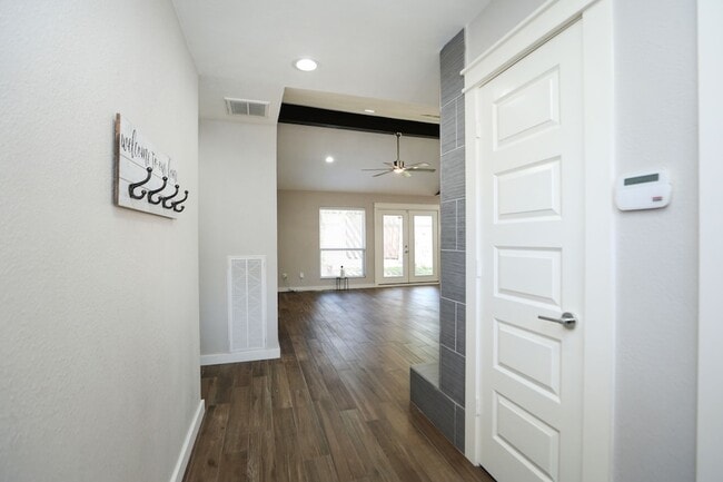 Building Photo - 2214 Holly Knoll St