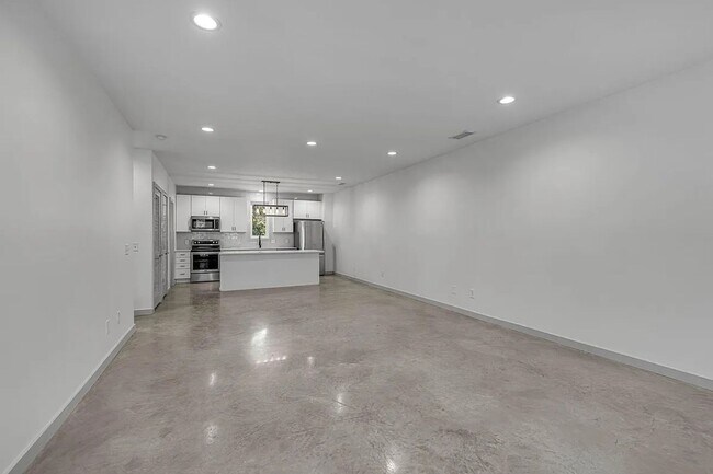 Building Photo - Great condo in East Nashville off Gallatin...