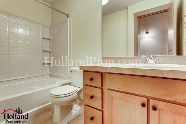 Building Photo - Pet free 3 bedroom Home with natural light...