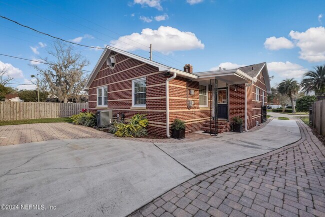 Building Photo - 1427 River Oaks Rd