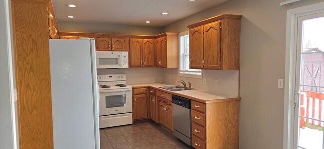 Building Photo - Republic Schools! 3 Bedrooms! 2 Baths! $1395