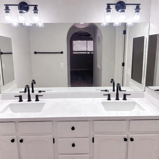 Building Photo - 3031 N Civic Center Plaza