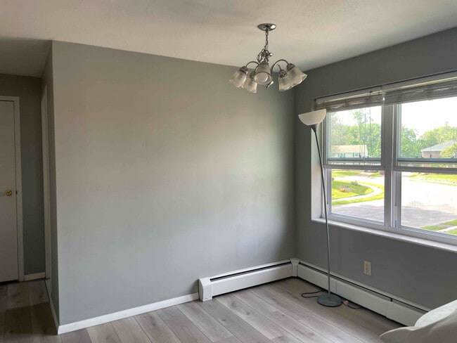 Building Photo - 99 Shadow Ln