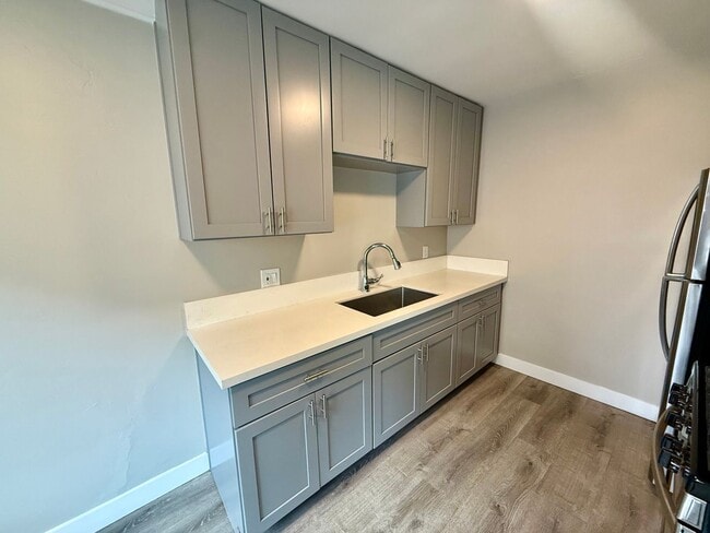 Interior Photo - 424 Emerald Ave