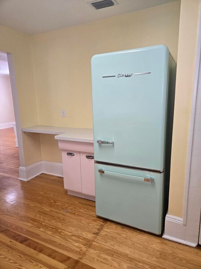 Building Photo - C1122 Woodbury Row